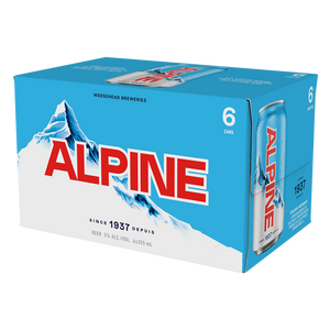 Moosehead Alpine Lager 355 ml Dose. Kreiert und gebraut von P.W. Oland, war das Moosehead Alpine Lager 1937 das erste von der Moosehead Brauerei gebraute Lagerbier. Dieses klassische Lager ist hell, mittelkräftig und aus Styrian Golding Hopfen gebraut.