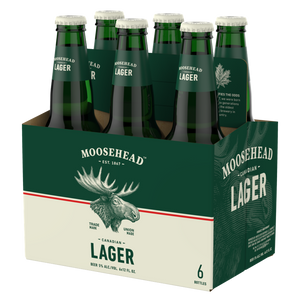 Moosehead Lager 355 ml Flasche. Dieses original kanadische Bier ist das Aushängeschild der Moosehead-Brauerei und ist ein goldenes Lagerbier mit 5,0 % Alkohol.